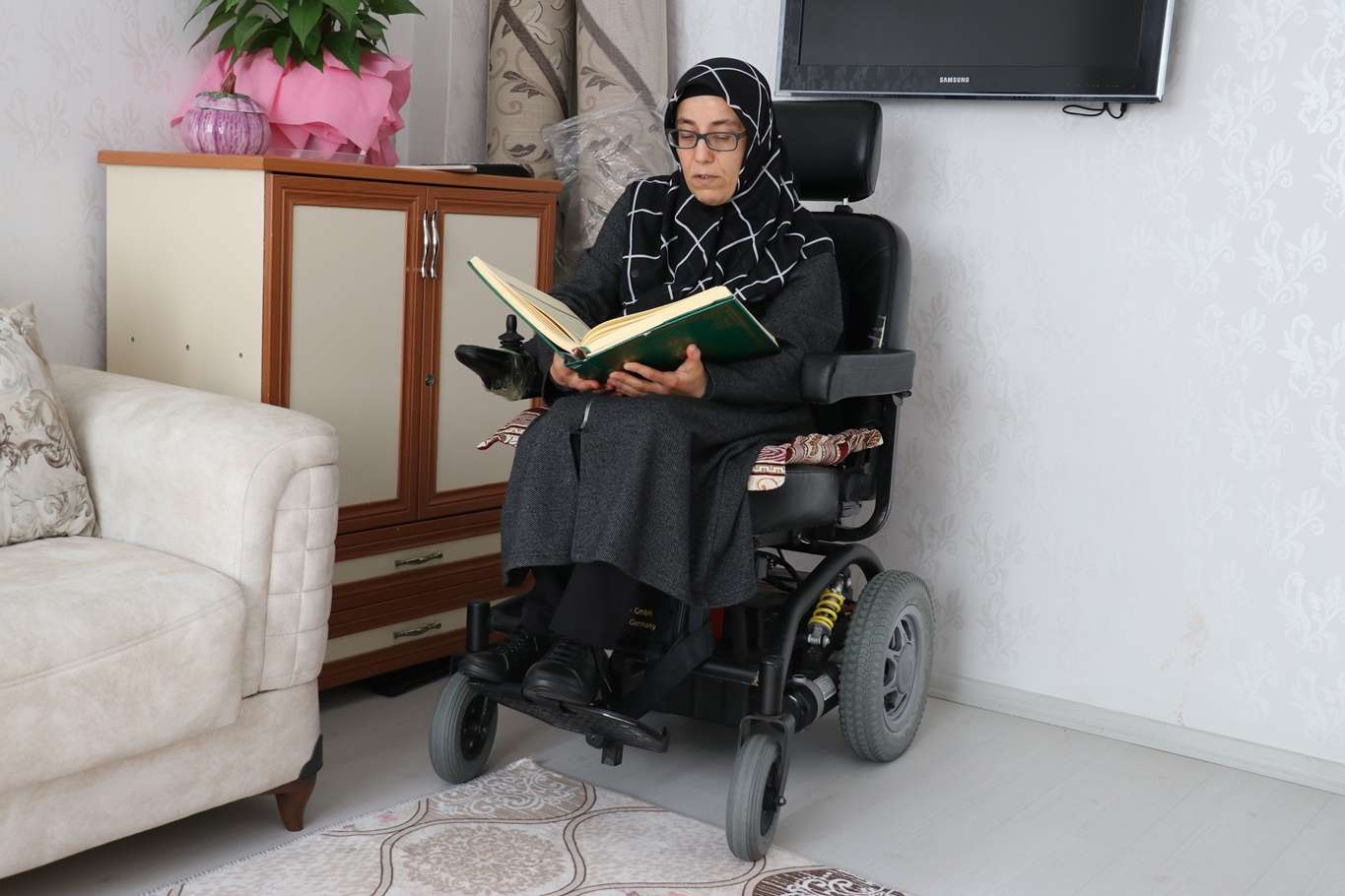 Engeline rağmen hayata tutunan kadının ibadet aşkı imrendiriyor